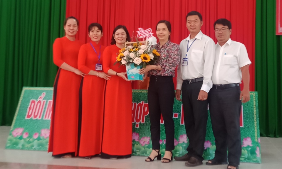 Lãnh đạo Trường Chính trị tỉnh chúc mừng ngày thầy thuốc Việt Nam tại Phường Tân Khánh