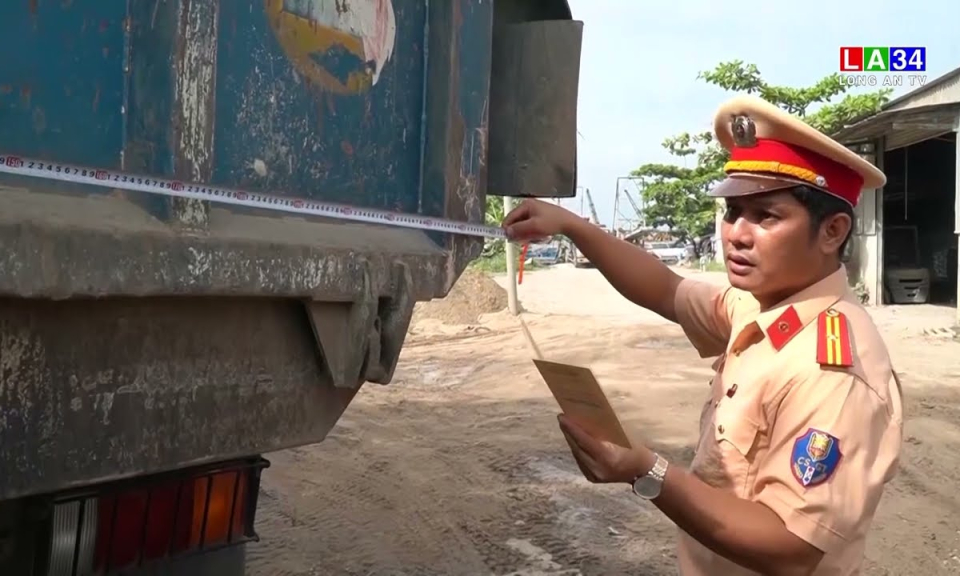 Công khai tuần tra xử lý chuyên đề vi phạm chở hàng quá tải trọng