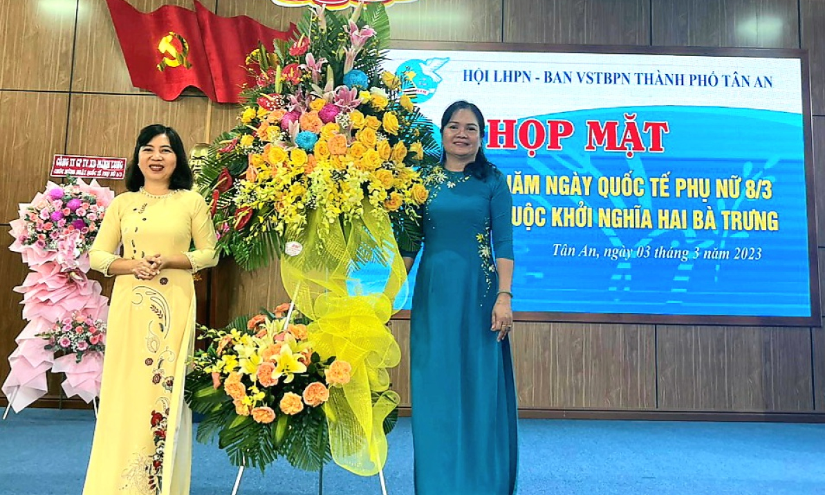 Thành phố Tân An họp mặt ngày Quốc tế Phụ nữ 8/3