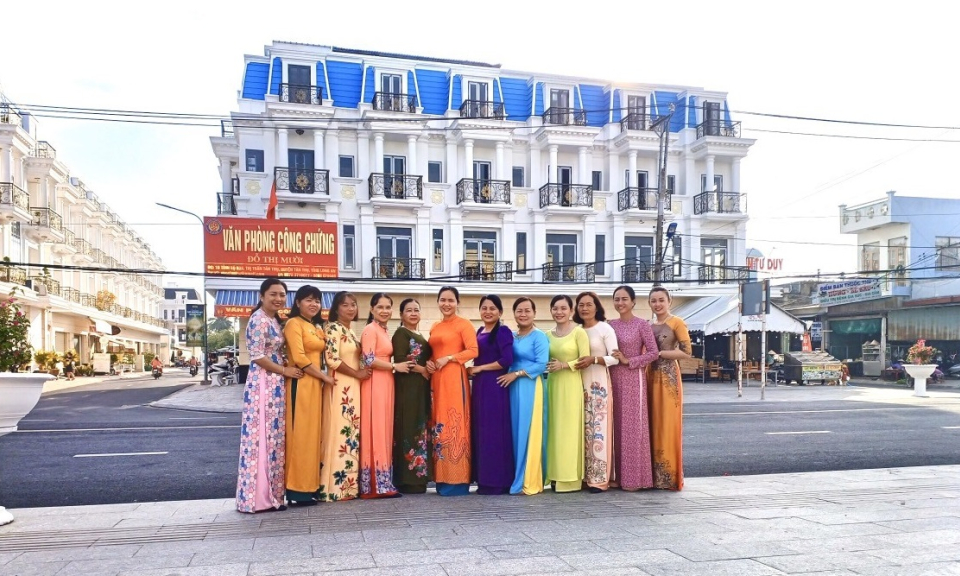 Phụ nữ Tân Trụ hưởng ứng Tuần lễ áo dài