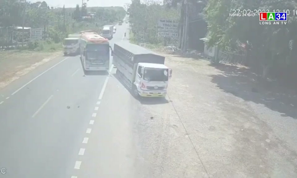 Lấn làn vượt ẩu, xe tải gây tai nạn