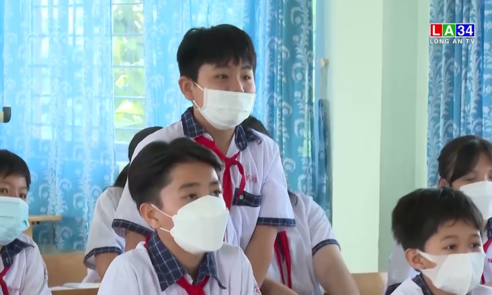 Thầy giáo trẻ tâm huyết với sự nghiệp ''trồng người''