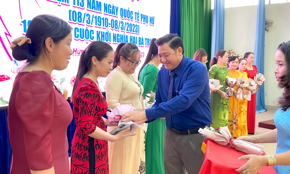 Tân Hưng họp mặt kỷ niệm 113 năm Ngày Quốc tế Phụ nữ 8/3