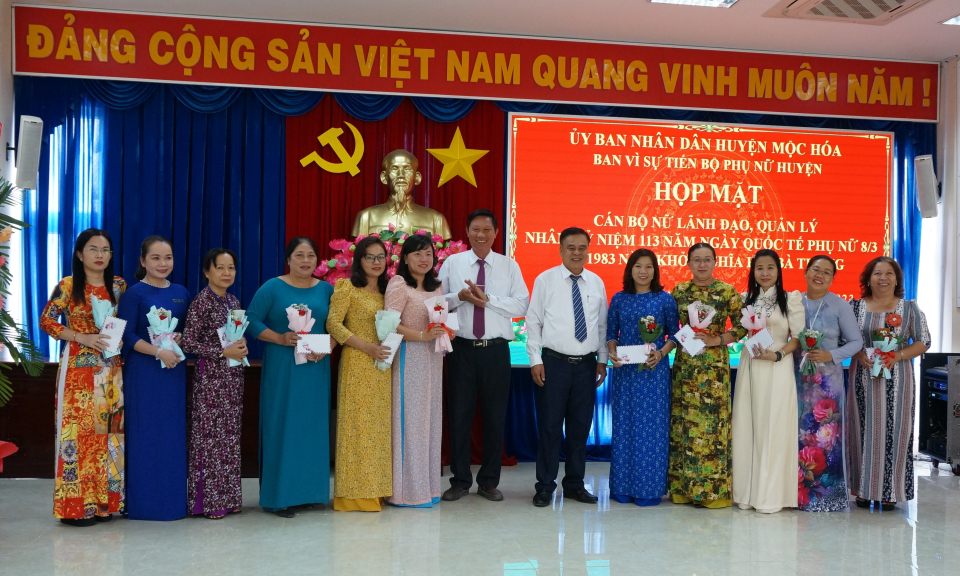 Mộc Hóa họp mặt nữ cán bộ kỷ niệm Ngày Quốc tế Phụ nữ 08/3