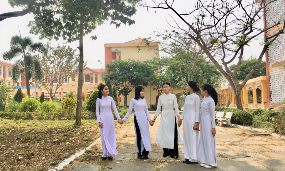 Bến Lức: Giữ gìn và phát huy nét đẹp truyền thống của áo dài Việt Nam