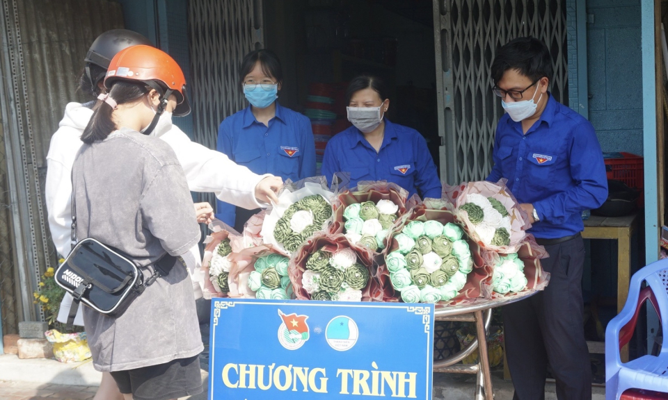 Bến Lức nhộn nhịp thị trường quà tặng 8/3