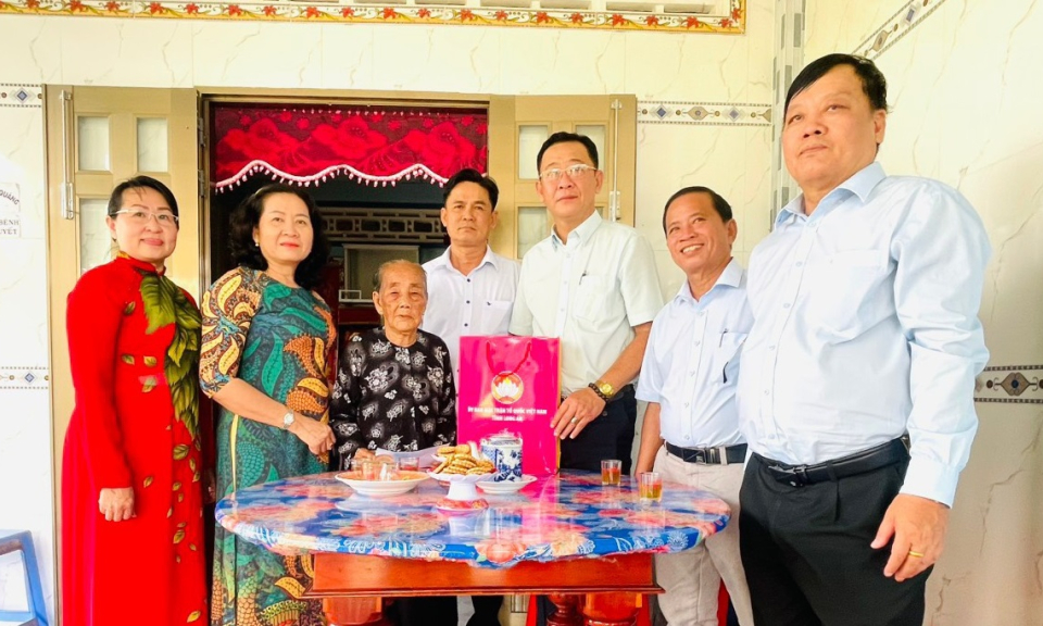 Công đoàn cơ sở Mặt Trận tổ Quốc tỉnh Long An về nguồn tại Tân Trụ