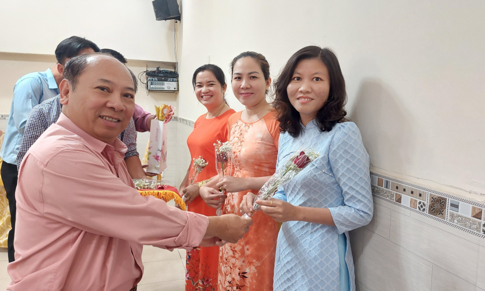Trung tâm Văn hoá, Thông tin và Truyền thanh thành phố Tân An họp mặt Ngày Quốc tế Phụ nữ 8/3