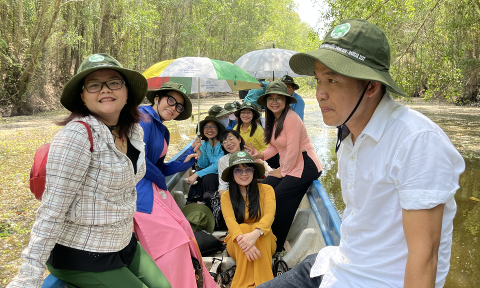 Ban Vì sự tiến bộ Phụ nữ LĐLĐ tỉnh giao lưu tại huyện Tân Hưng