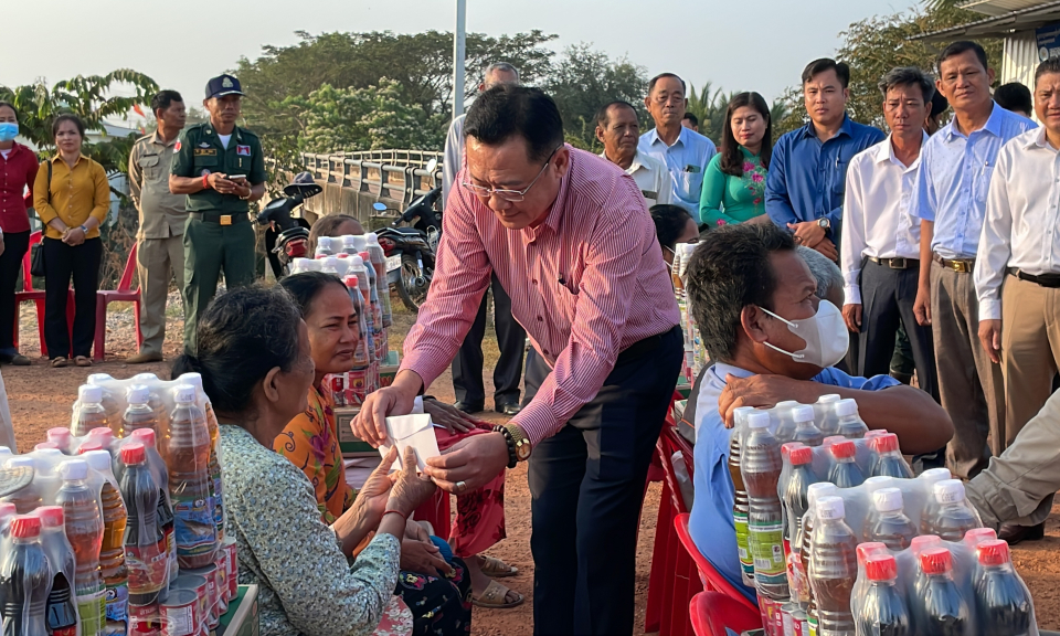 Tân Hưng tặng quà cho hộ nghèo 2 bên biên giới
