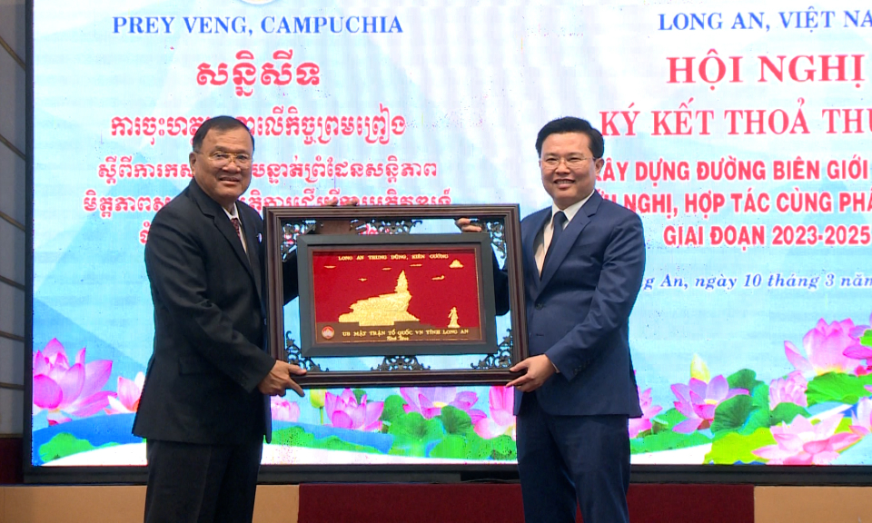 Xây dựng đường biên giới Việt Nam - Campuchia hòa bình, hữu nghị, hợp tác cùng phát triển