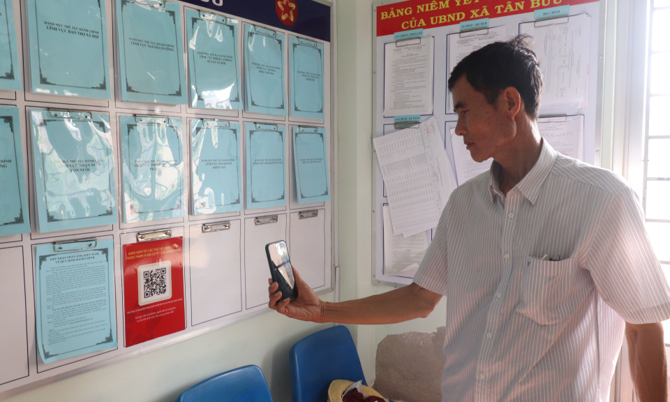 Bến Lức nâng cao chất lượng cải cách thủ tục hành chính qua quét mã QR Code