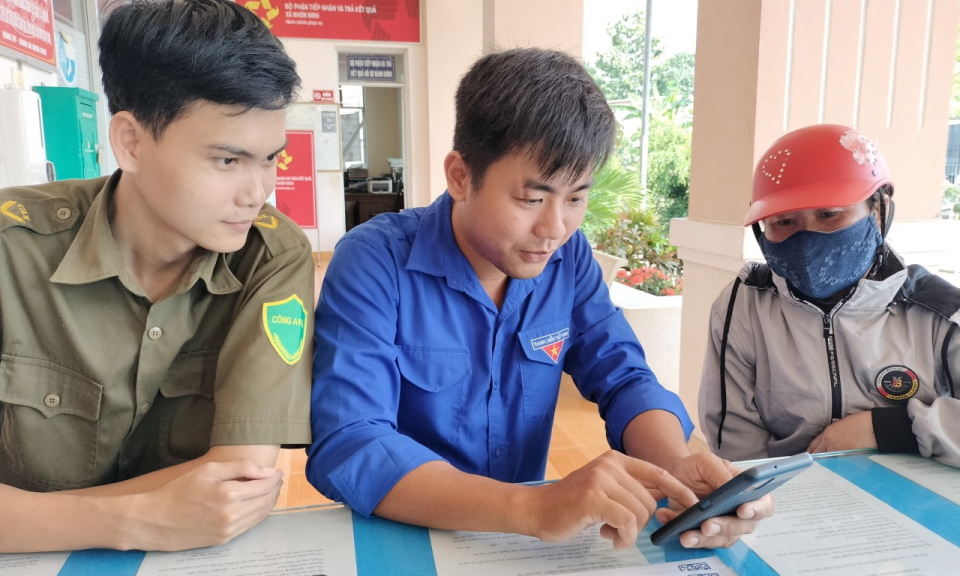 Huyện đoàn Tân Thạnh hỗ trợ người dân thực hiện dịch vụ công trực tuyến