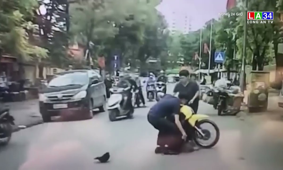 Mở cửa ô tô bất cẩn gây tai nạn