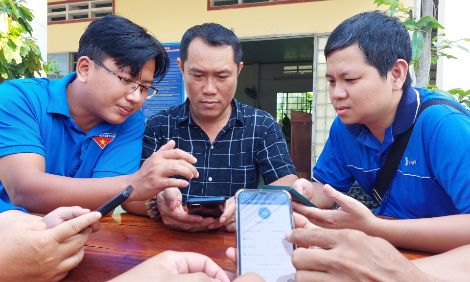 Thành phố Tân An: Ngày cao điểm tình nguyện hỗ trợ, hướng dẫn thực hiện dịch vụ công trực tuyến