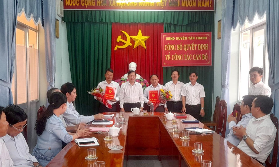 Tân Thạnh công bố quyết định về công tác cán bộ