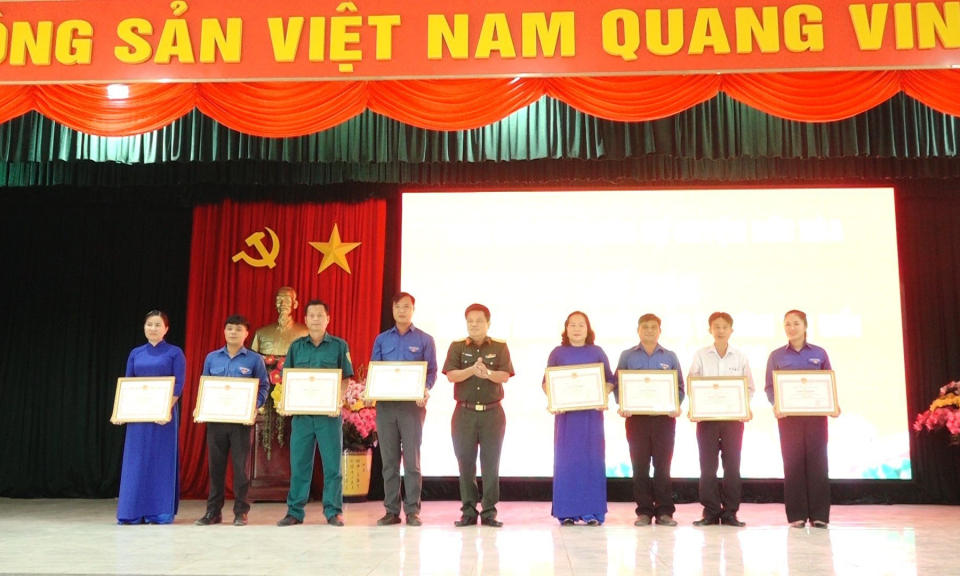 Đức Hòa trao 10 giải thưởng cho cán bộ giảng dạy chính trị giỏi Lực lượng vũ trang