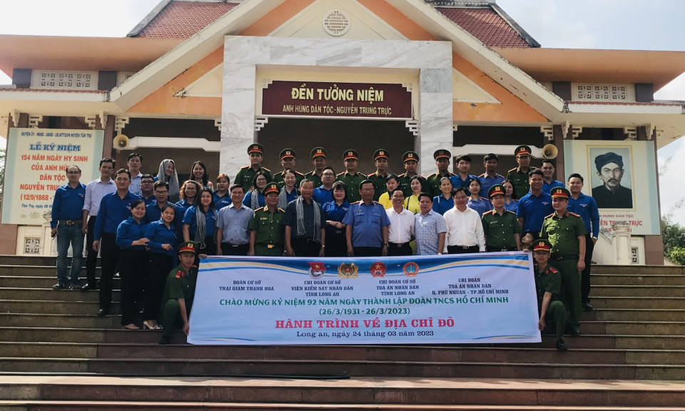 Đoàn Thanh niên các đơn vị phối hợp về nguồn tại huyện Tân Trụ
