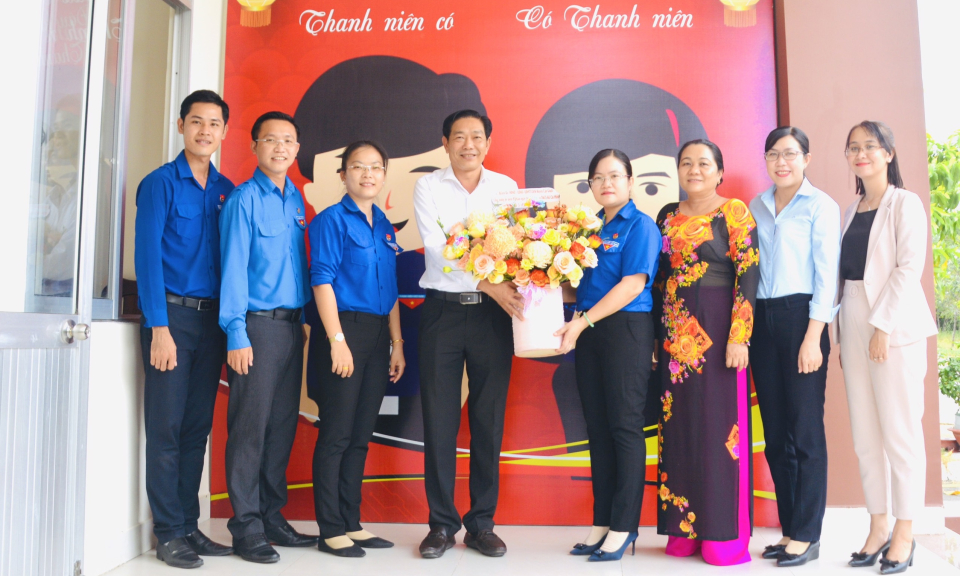 Lãnh đạo huyện Cần Giuộc thăm, chúc mừng Huyện đoàn nhân kỷ niệm 92 năm ngày thành lập Đoàn 