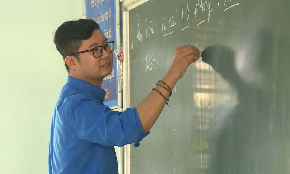 Thầy giáo trẻ nhiệt huyết với công tác Đoàn, Hội