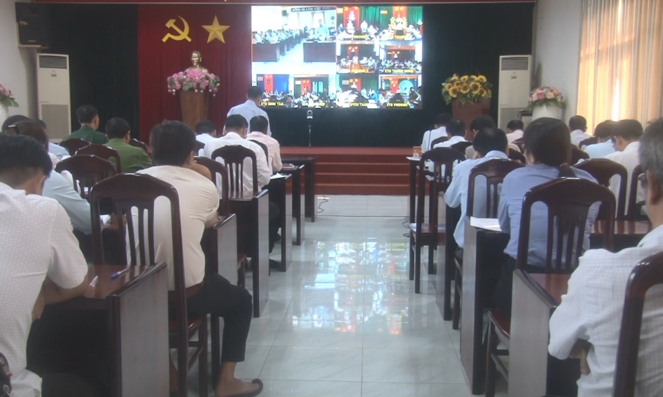 Kiến Tường: Giao ban giữa UBND thị xã, các phòng ban và xã, phường 