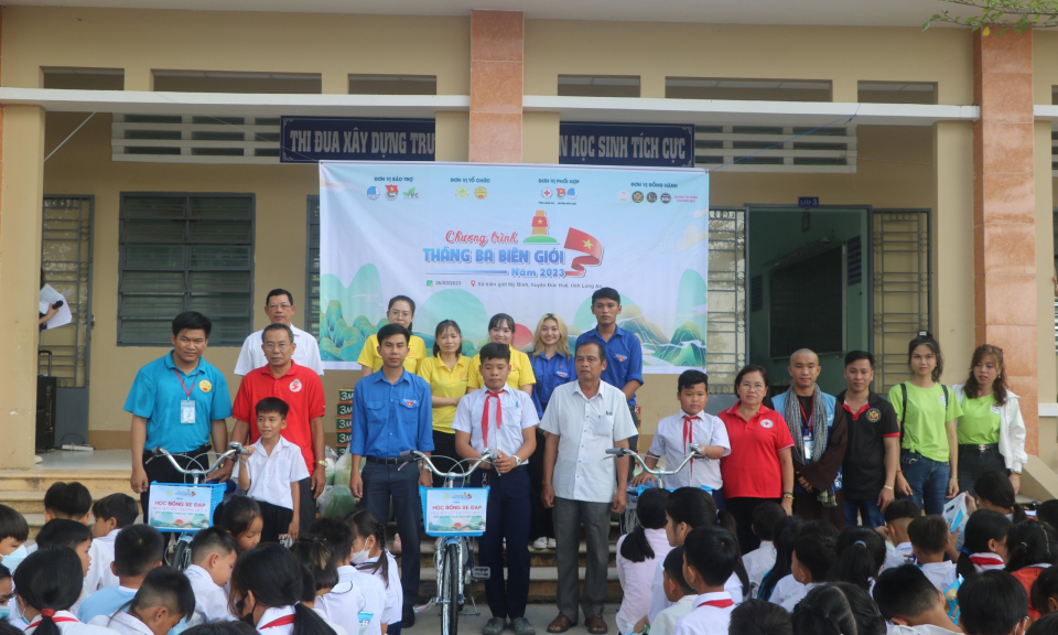 Câu lạc bộ Cỏ Bốn Lá tổ chức chương trình Tháng ba biên giới năm 2023 tại huyện Đức Huệ