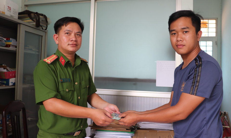 Bến Lức: Trao trả tài sản bị đánh rơi