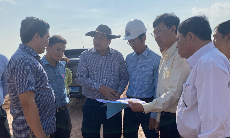 Phó Chủ tịch UBND tỉnh Long An khảo sát dự án đường tỉnh 823D