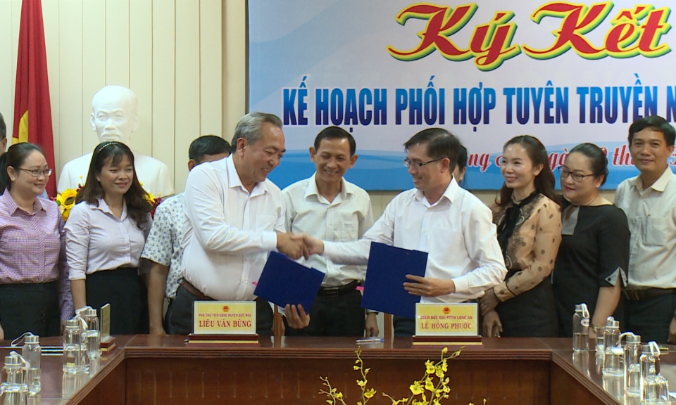 Đài Phát thanh và Truyền hình Long An ký kết phối hợp tuyên truyền với UBND huyện Đức Hòa