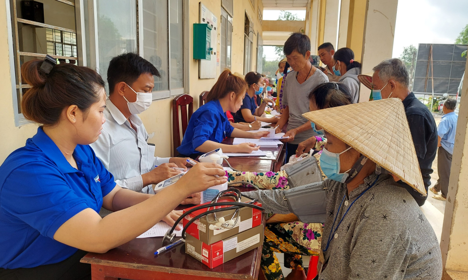Thạnh Hóa khám bệnh và cấp thuốc miễn phí cho người dân 