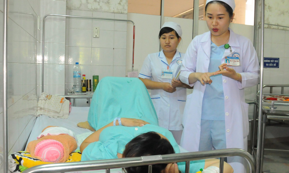 Bệnh viện Đa khoa Long An tiếp nhận bệnh nhân khám, chữa bệnh thu phí khoa Phụ sản và khoa Nhi vào tháng 4/2023.