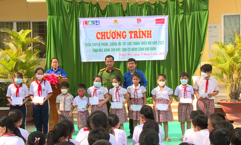 Chi đoàn Đài PT&TH Long An trao quà cho học sinh có hoàn cảnh khó khăn