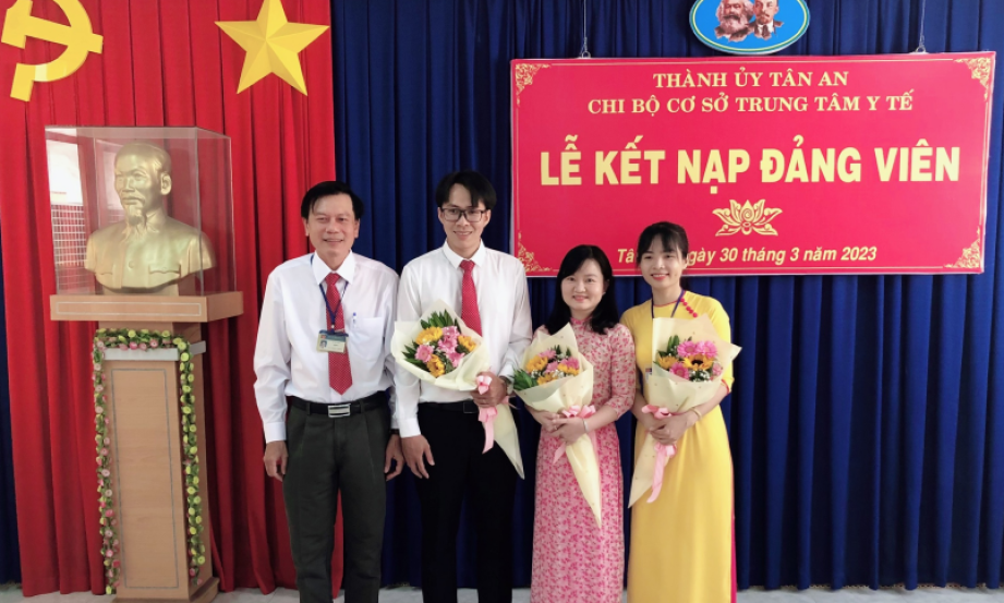 Chi bộ Trung tâm Y tế thành phố Tân An tổ chức Lễ kết nạp Đảng viên mới năm 2023