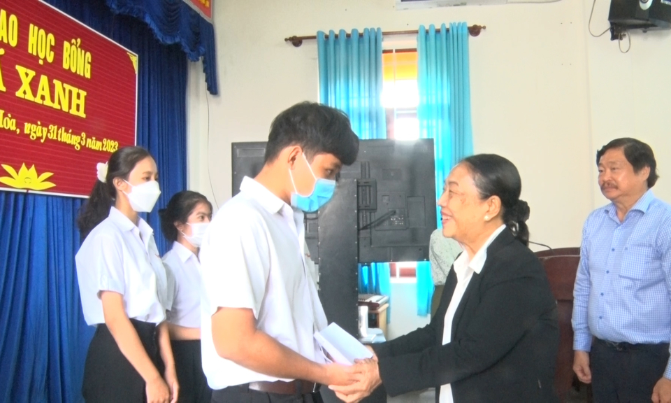 Đức Hòa trao 50 phần học bổng Lá xanh cho học sinh khó khăn