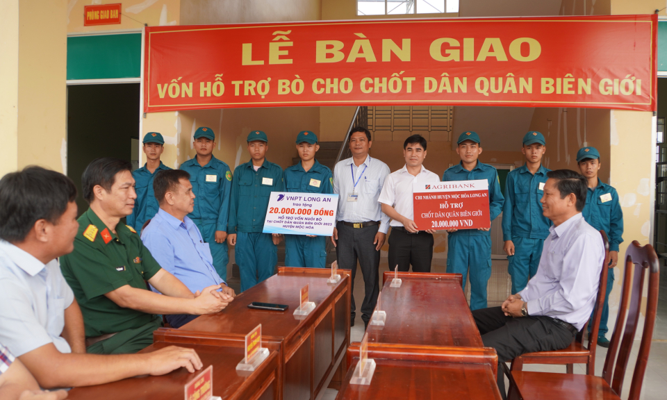 Mộc Hóa bàn giao vốn hỗ trợ nuôi bò cho chốt dân quân biên giới
