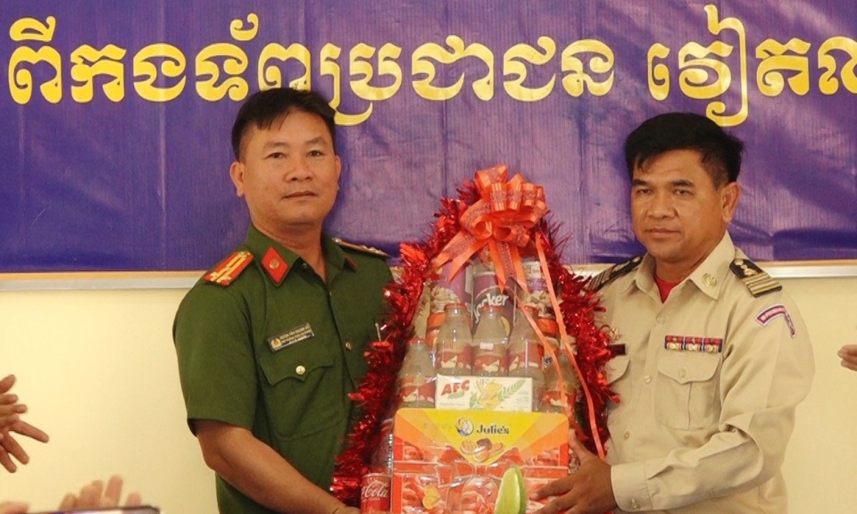 Lãnh đạo huyện Đức Hòa thăm, chúc tết cổ truyền Chol Chnăm Thmây tại Chi khu Quân sự Peam Ro