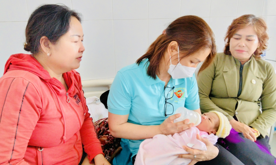 Tân Hưng phát hiện 1 bé sơ sinh bị bỏ rơi