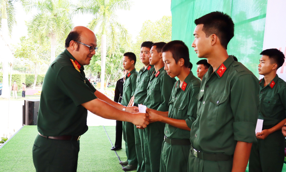 Ban Chỉ huy Quân sự huyện Cần Đước thăm, tặng quà tân binh năm 2023 tại Trung đoàn 738