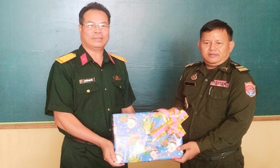 Ban Chỉ huy Quân sự huyện Tân Hưng thăm, chúc tết Chôl Chnăm Thmây của Campuchia