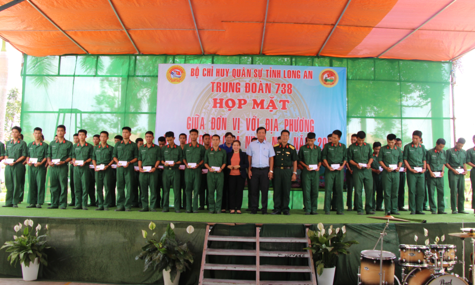  Phó chủ tịch UBND huyện Thủ Thừa thăm tân binh tại Trung đoàn bộ binh 738