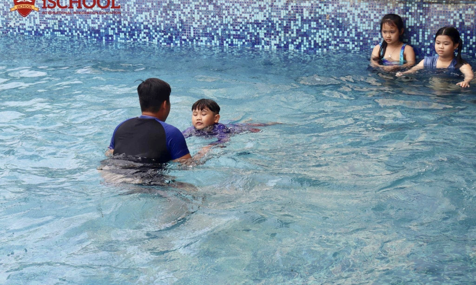 Bến Lức quan tâm công tác phổ cập bơi cho trẻ em