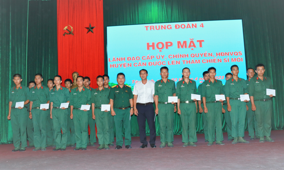 Lãnh đạo UBND huyện Cần Đước thăm, tặng quà tân binh tại Trung đoàn 4 - Sư đoàn 5 tỉnh, tỉnh Tây Ninh