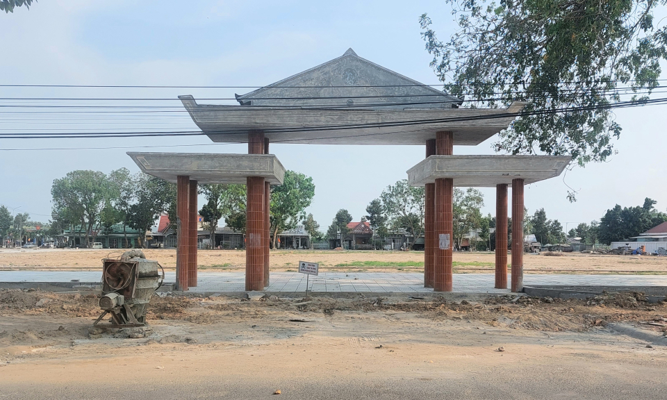 Tân Hưng đầu tư 12 tỷ đồng xây dựng quảng trường tại sân vận động huyện