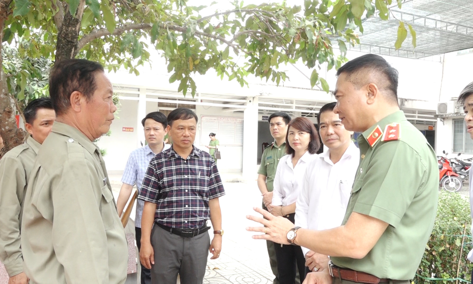 Đoàn khảo sát của Ủy ban Quốc phòng và An ninh phục vụ thẩm tra các dự án Luật làm việc tại Đức Hòa