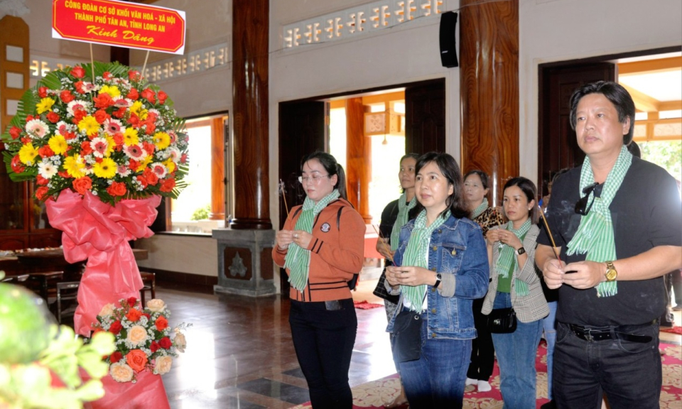 Công đoàn Khối Văn hoá - Xã hội thành phố Tân An về nguồn tại khu căn cứ cách mạng Minh Đạm