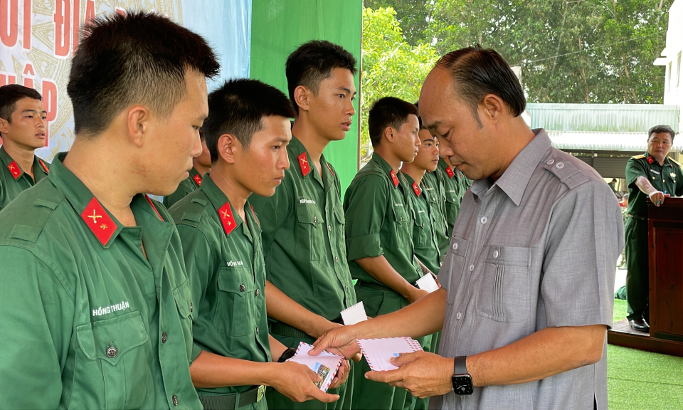  Lãnh đạo huyện Tân Hưng thăm chiến sĩ mới tại Tiểu đoàn 1 và Tiểu đoàn Huấn luyện - Cơ động
