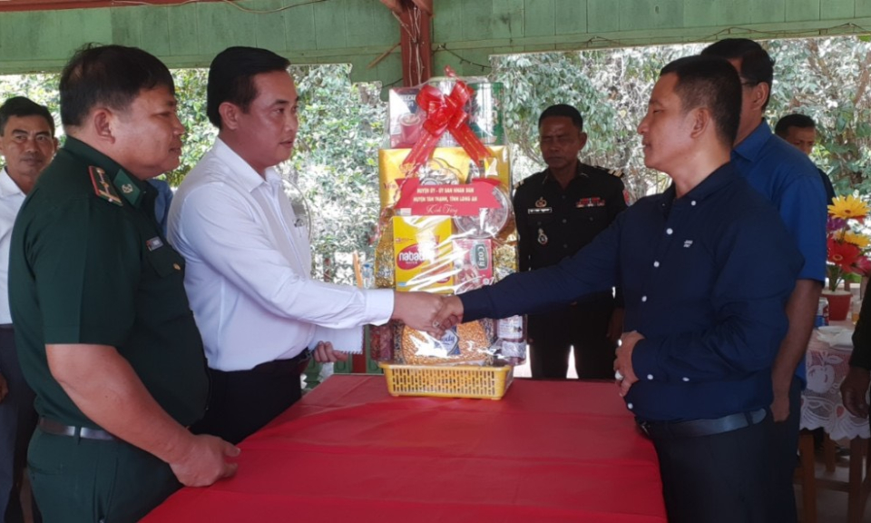 Lãnh đạo huyện Tân Thạnh chúc Tết cổ truyền dân tộc Khmer tại huyện Pea Reang - tỉnh Prey Veng