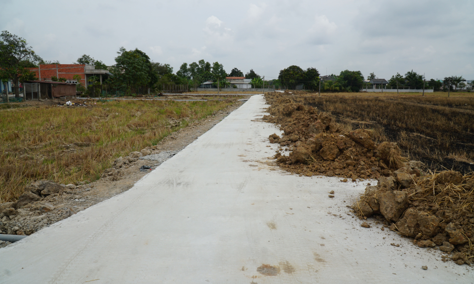 Bến Lức: Nông dân tiên phong hiến đất làm đường nông thôn