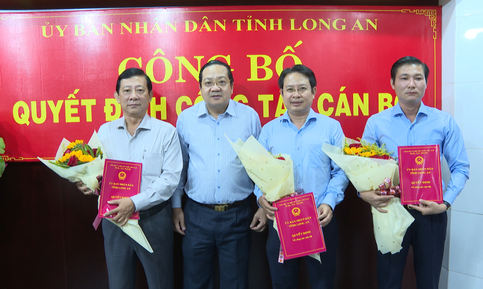 UBND tỉnh Long An công bố quyết định về công tác cán bộ