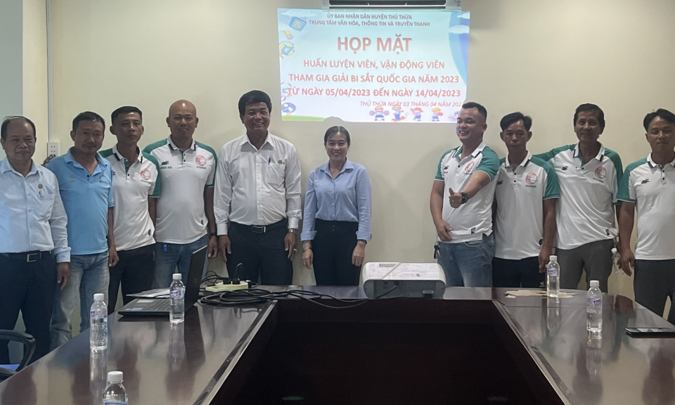  Phó Chủ tịch UBND huyện Thủ Thừa gặp gỡ đoàn vận động viên dự thi thể thao môn bi sắt cấp quốc gia